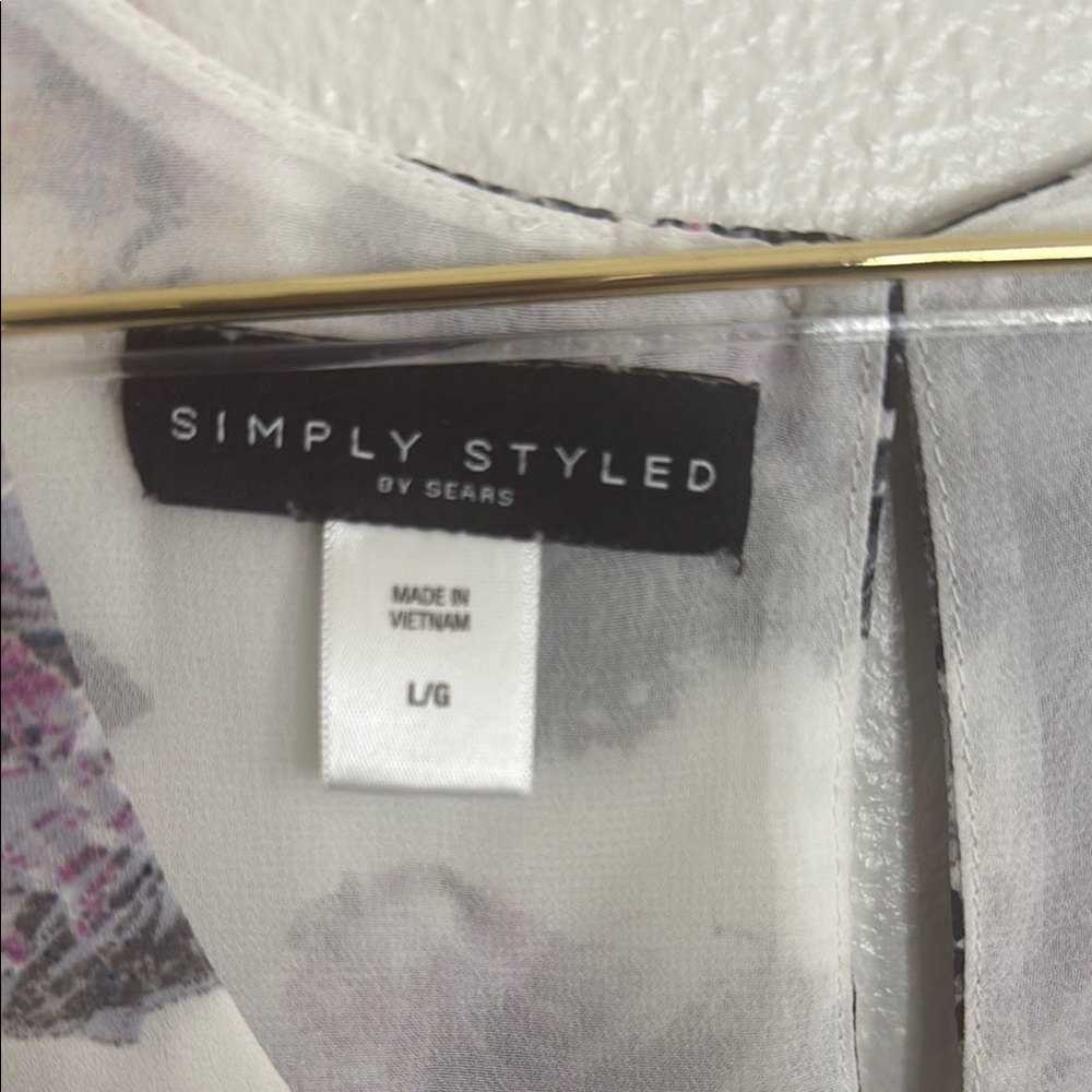 Women’s L Simply Styled Floral Sleeveless Blouse - White and Purple - Picture 2 of 4